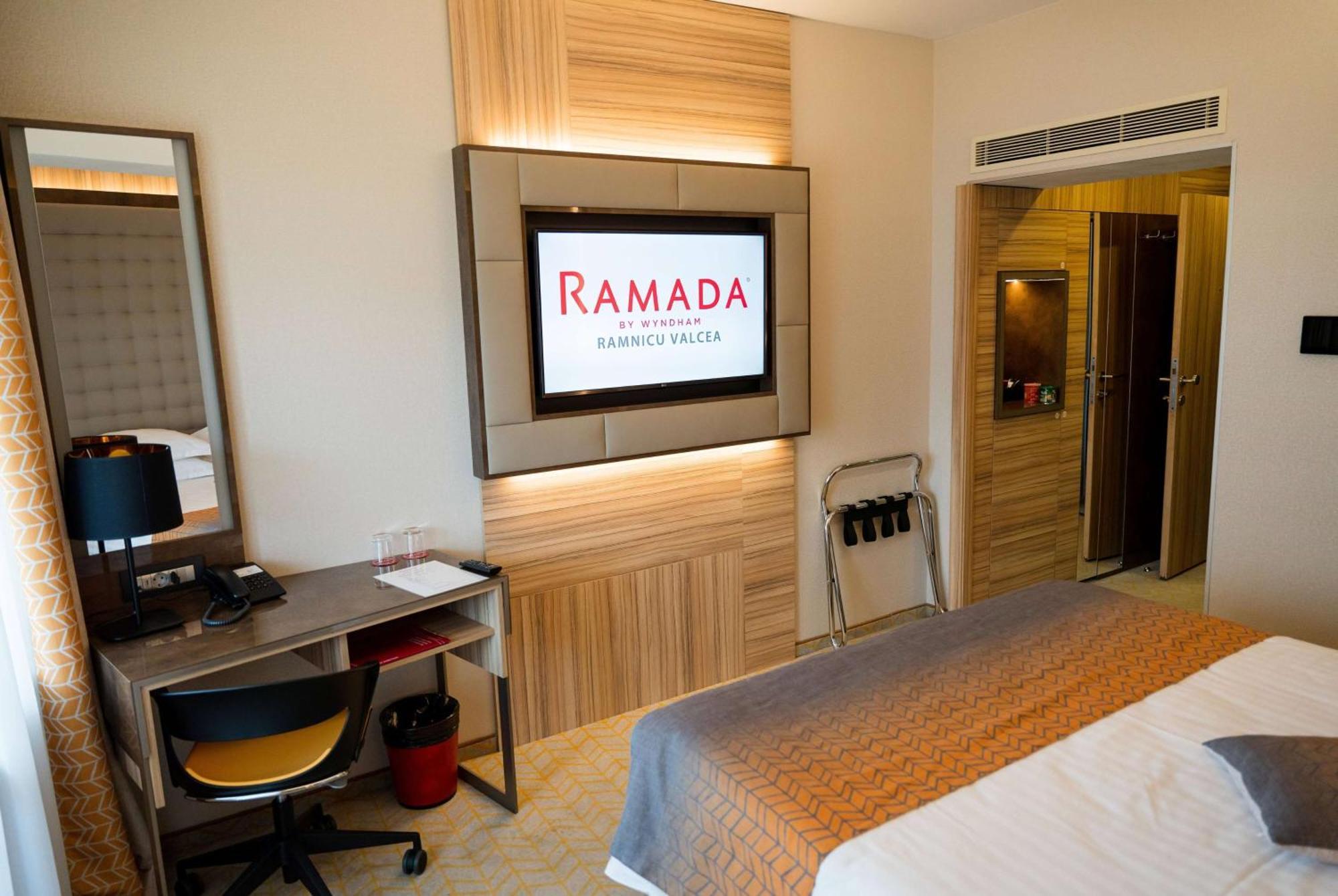 Ramada By Wyndham Ramnicu Valcea Hotel Luaran gambar