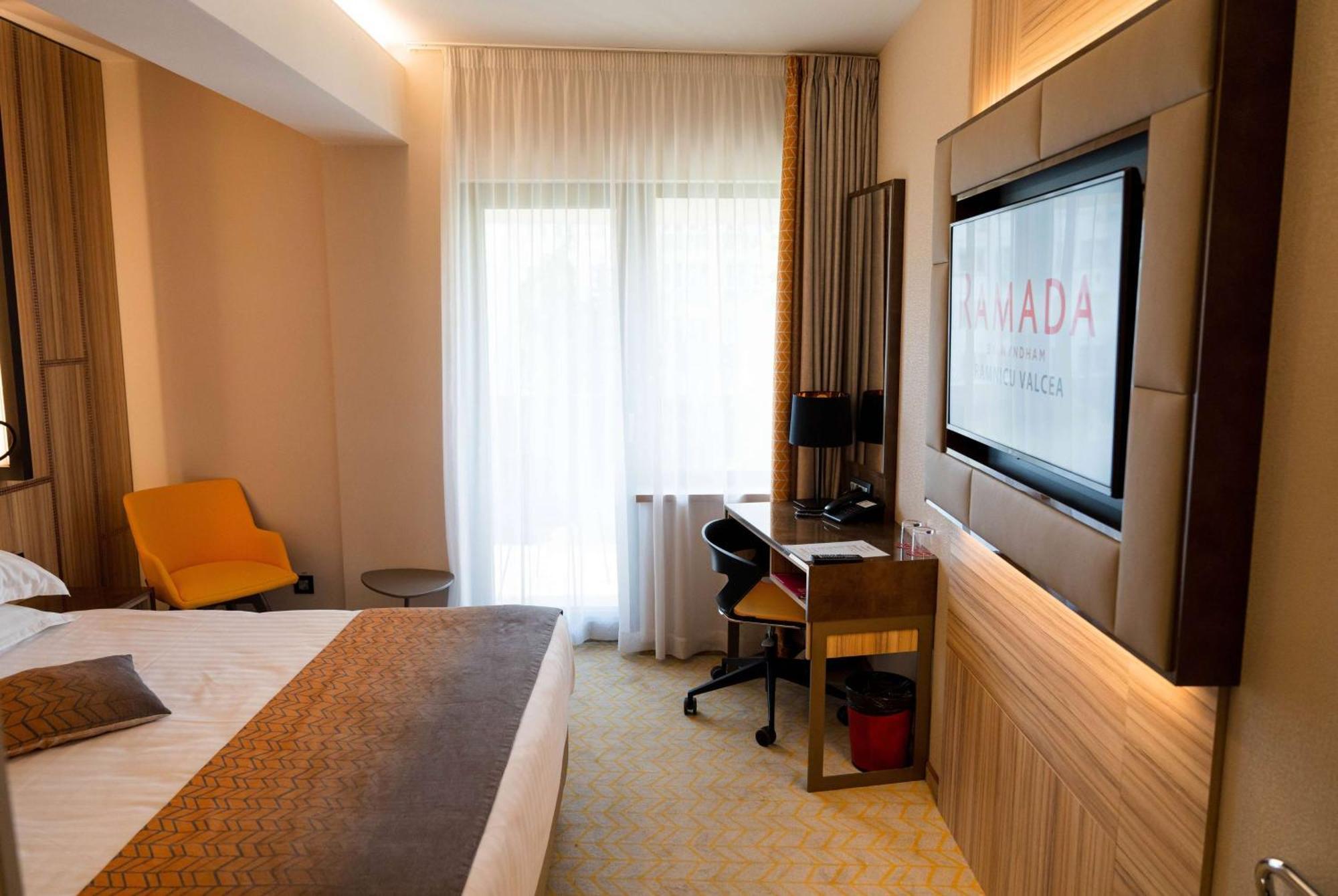 Ramada By Wyndham Ramnicu Valcea Hotel Luaran gambar