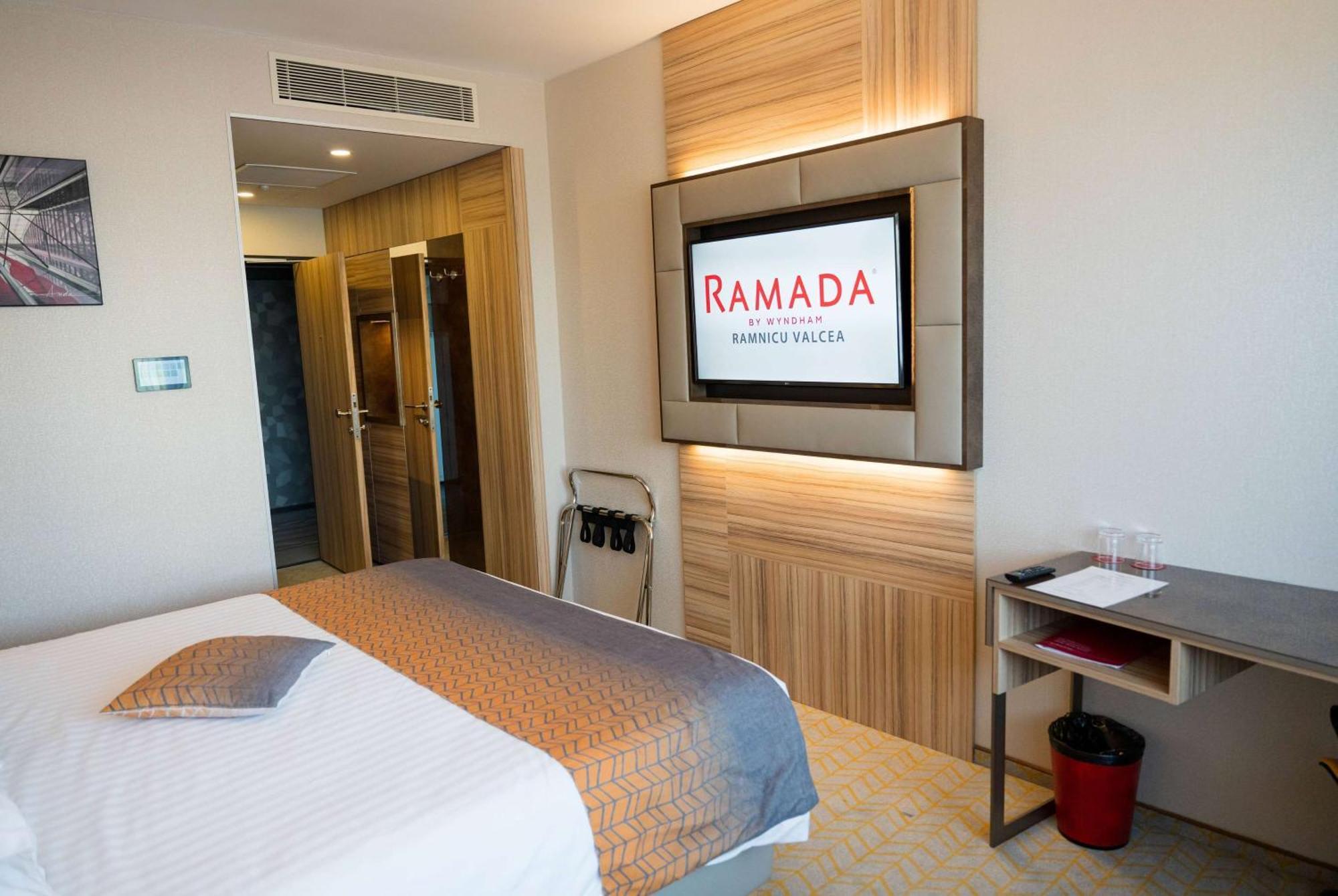 Ramada By Wyndham Ramnicu Valcea Hotel Luaran gambar