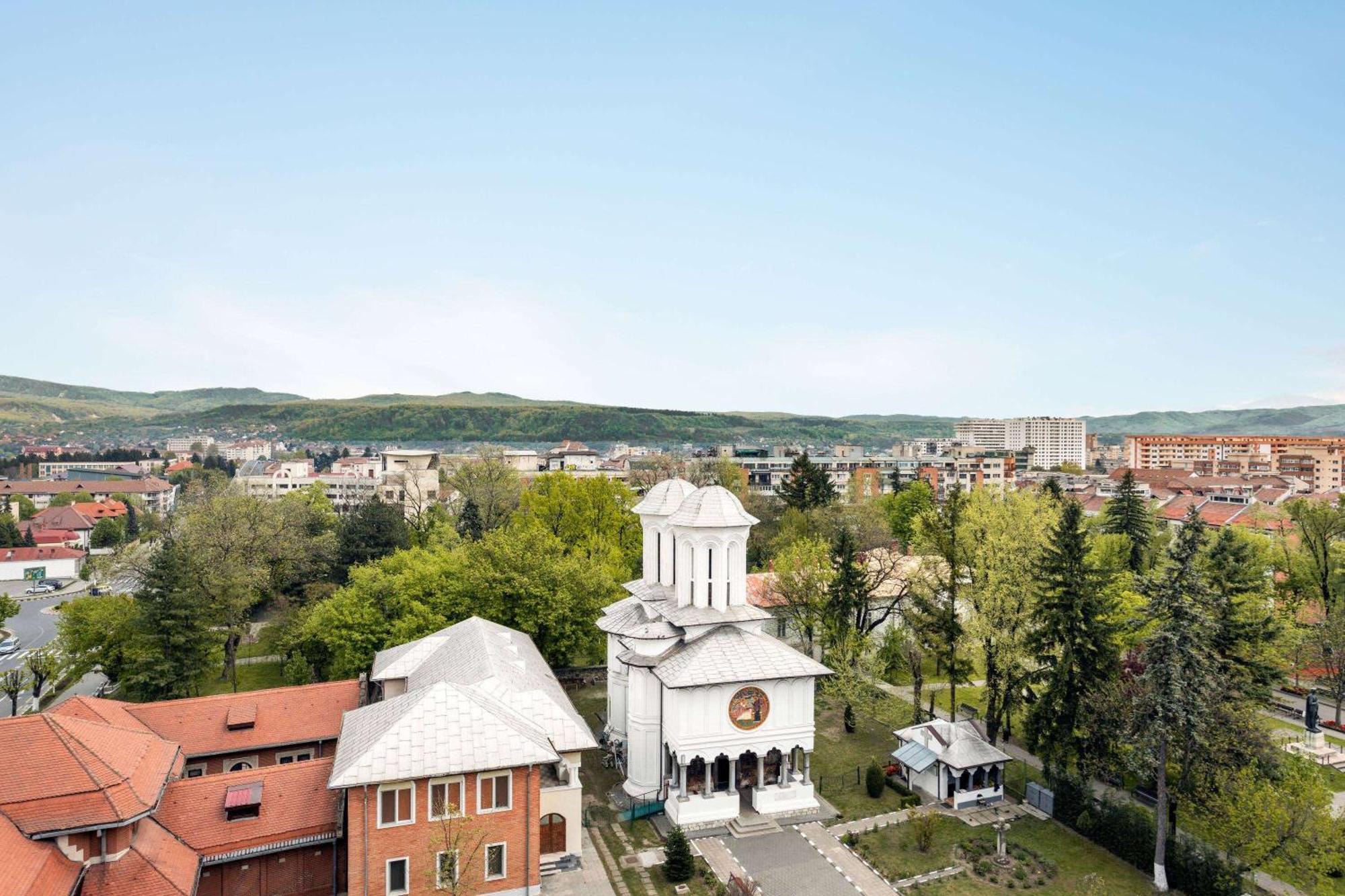 Ramada By Wyndham Ramnicu Valcea Hotel Luaran gambar
